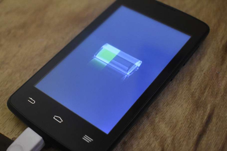 Celular cargando.