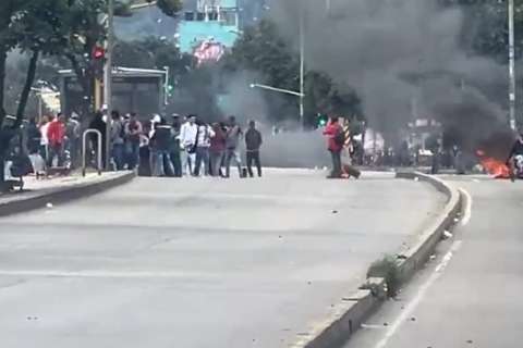 Nuevo bloqueo en la Caracas: Víctimas del conflicto paralizan el sur de Bogotá