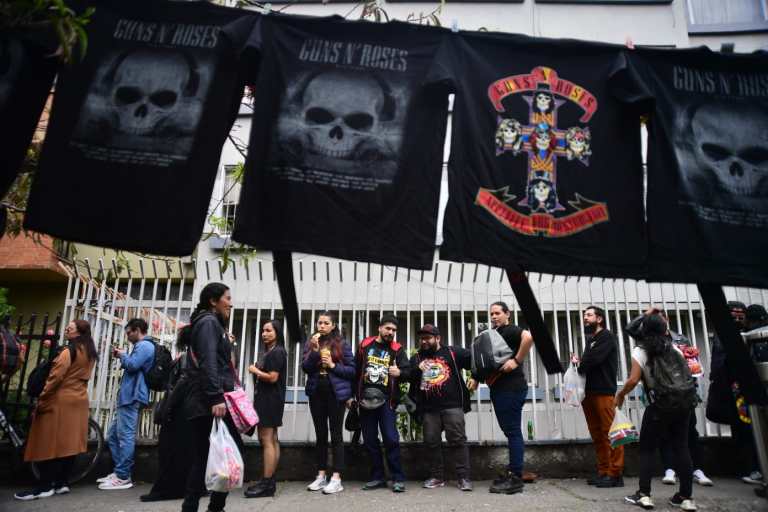 Miles de seguidores se preparan para disfrutar del concierto de la mítica banda de rock.