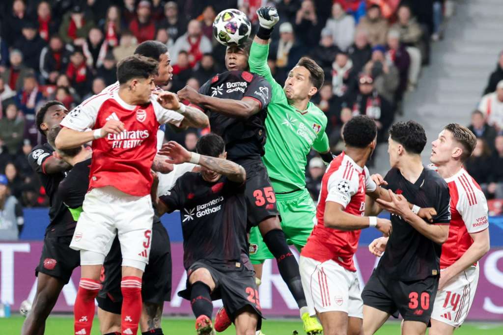 LEVERKUSEN (Germany), 11/03/2026.- Goalkeeper Janis Blaswich of Bayer Leverkusen (C-R) makes a save during the UEFA Champions League Round of 16 1st leg match Bayer 04 Leverkusen against Arsenal FC, in Leverkusen, Germany, 11 March 2026. (Liga de Campeones, Alemania) EFE/EPA/CHRISTOPHER NEUNDORF