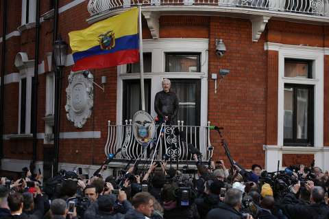 Ecuador "cumplió con su deber" al dar asilo a Assange, dice Correa