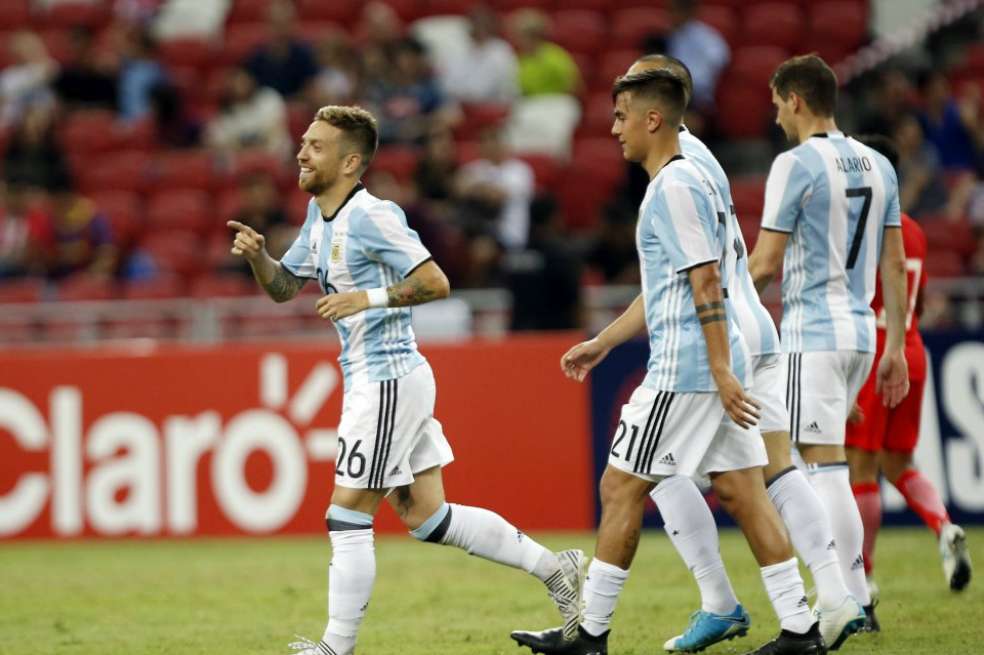 Alejandro Gómez destinó los ingresos por ventas de su canción a la Asociación Insuperable Onlus, dedicada a la práctica de fútbol infantil con niños discapacitados para integrarlos a la sociedad. / EFE