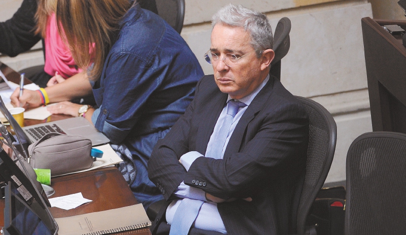 El expresidente Uribe habló en el tuit que fue eliminado del "derecho de soldados y policías de utilizar sus armas".