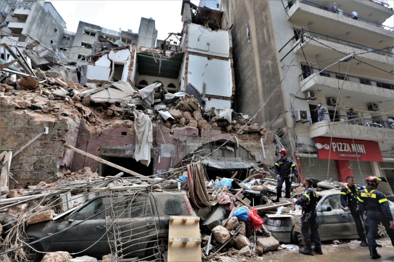 Beirut: posibles señales de vida bajo los escombros un mes después de explosión