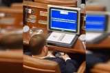 Congresista juega carritos en su celular durante debate sobre consumo de drogas
