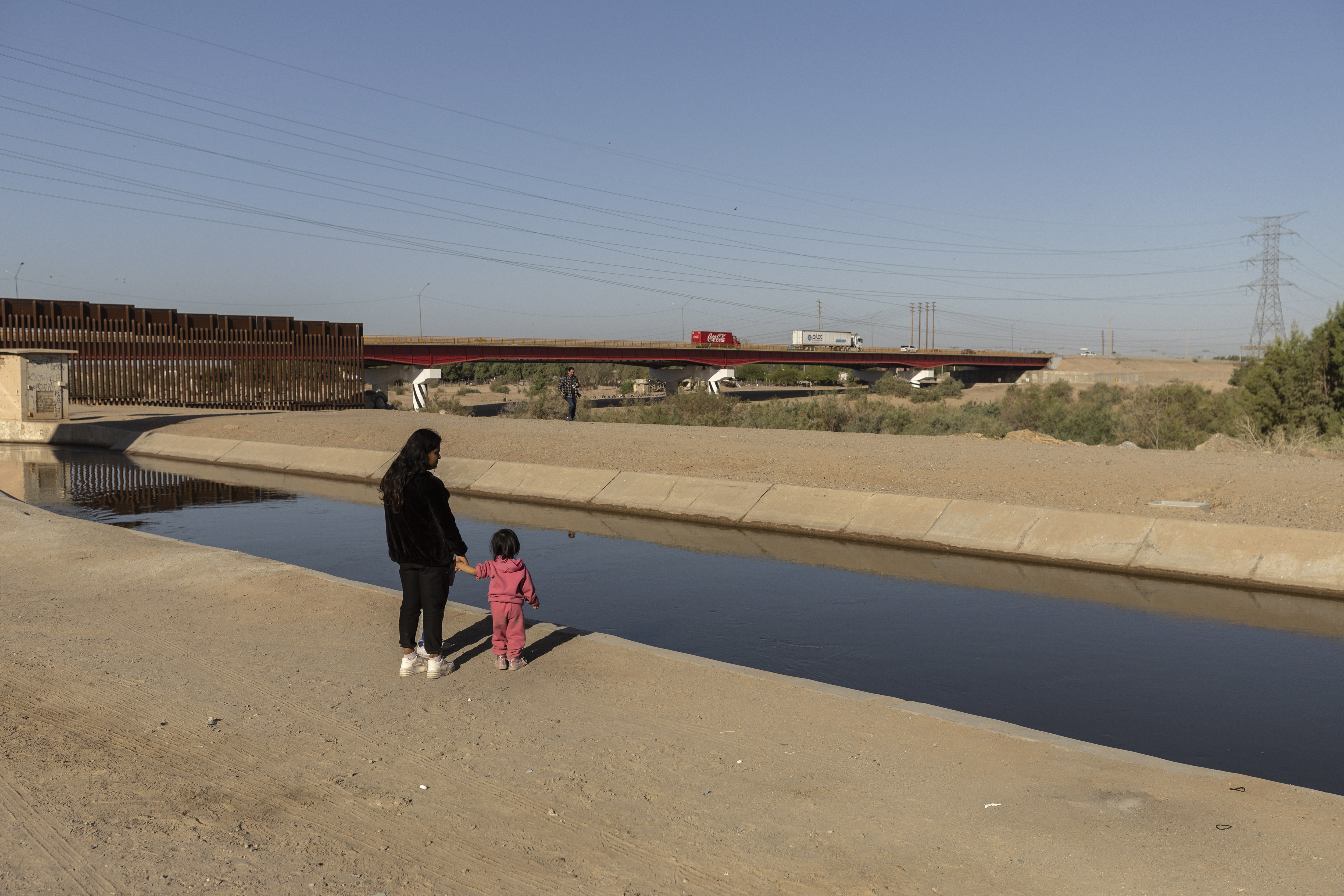 Yuma (United States), 12/05/2023.- A family of migrants from Peru, Miriam (C), walks around with her two years old daughter, Dulce, as they wait for the Border Patrol to come after crossing in the US illegally, in Yuma, Arizona, USA, 12 May 2023. US Secretary of Homeland Security Alejandro Mayorkas in a statement on 11 May stressed that people who arrive at the border without using a lawful pathway will be presumed ineligible for asylum and could face tougher consequences, including a minimum five-year ban on re-entry and potential criminal prosecution. The remarks came amid expectations of a significant increase in the number of migrants crossing after Covid-era Title 42 policy, which allowed for a quick expulsion of illegal immigrants, expired on the midnight of 11 May. (Estados Unidos) EFE/EPA/ETIENNE LAURENT
