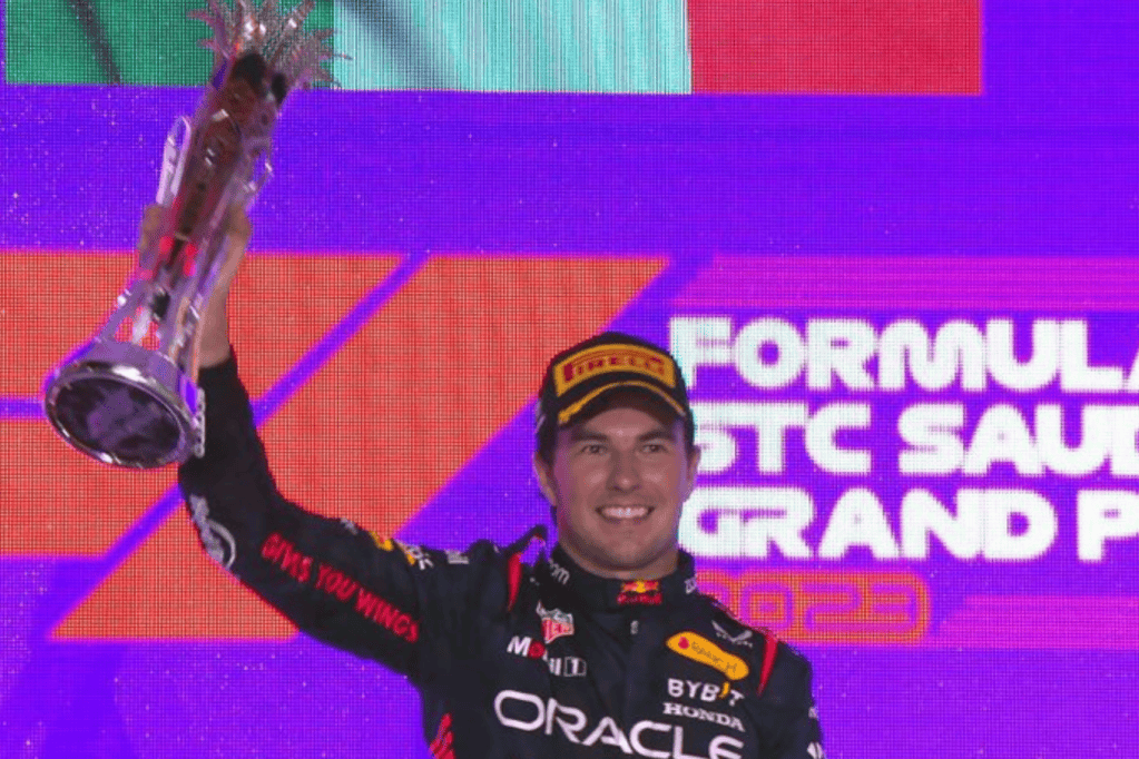 Checo Pérez se llevó el segundo GP del año en Arabia Saudita.