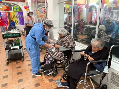 En dos ancianatos de Bogotá dan alimentos vencidos y hay adultos en desnutrición