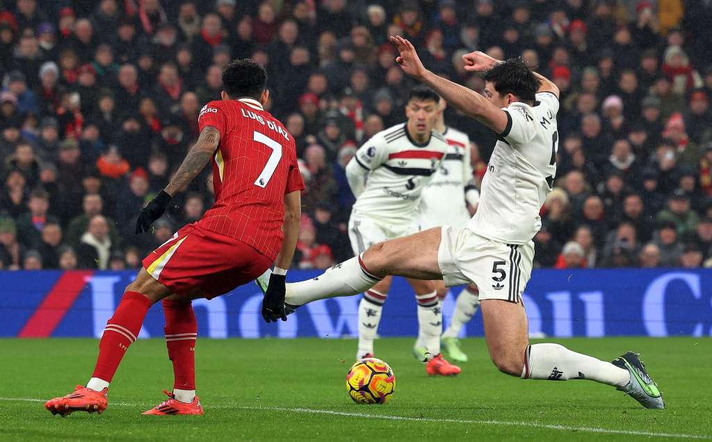 Liverpool (United Kingdom), 05/01/2025.- Liverpool's Luis Diaz (L) in action with Manchester United's Harry Maguire (R) during the English Premier League match between Liverpool FC and Manchester United, in Liverpool, Britain, 05 January 2025. (Reino Unido) EFE/EPA/ADAM VAUGHAN EDITORIAL USE ONLY. No use with unauthorized audio, video, data, fixture lists, club/league logos, 'live' services or NFTs. Online in-match use limited to 120 images, no video emulation. No use in betting, games or single club/league/player publications.