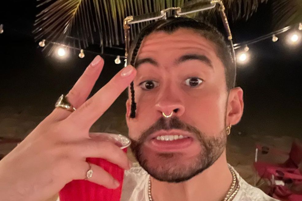 El reguetonero Bad Bunny fue blanco de críticas, luego de videos donde se muestra tirando celulares de sus fanáticos cuando se le acercan.