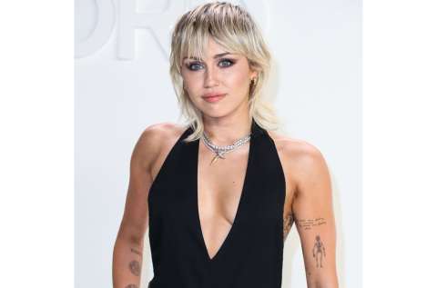 Miley Cyrus regresa a la música con su disco “Plastic Hearts”