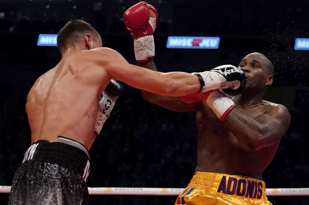 Adonis Stevenson es el boxeador de la derecha. / AFP