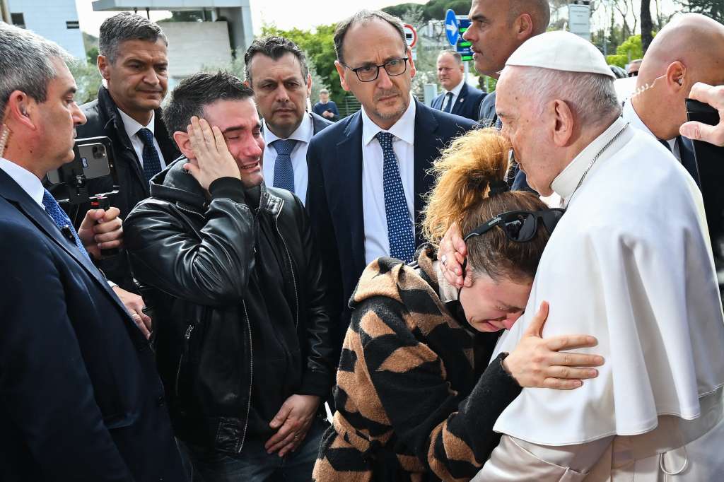 El papa Francisco abraza a Serena Subania, mientras reacciona su esposo, Matteo Rugghia (I). La pareja perdió a su hija una noche atrás, en el hospital donde se encontraba el Pontífice.