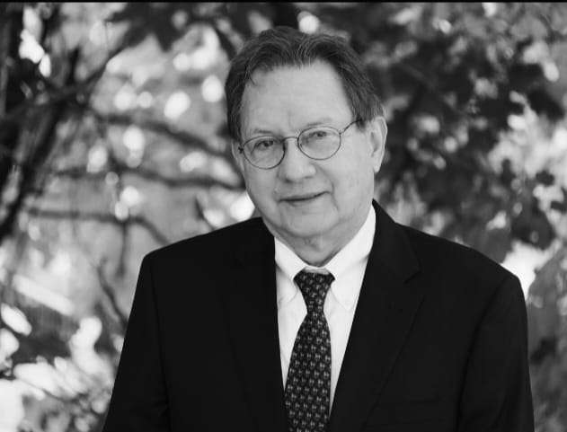 El autor y abogado José Orlando Castañeda (foto) escribió “Entre acuarelas y lágrimas” en los Estados Unidos, donde se encuentra radicado desde hace varios años. Allí fue nombrado juez penal, lo que le permitió entender sobre los peligros a los que se enfrentan millones de inmigrantes.