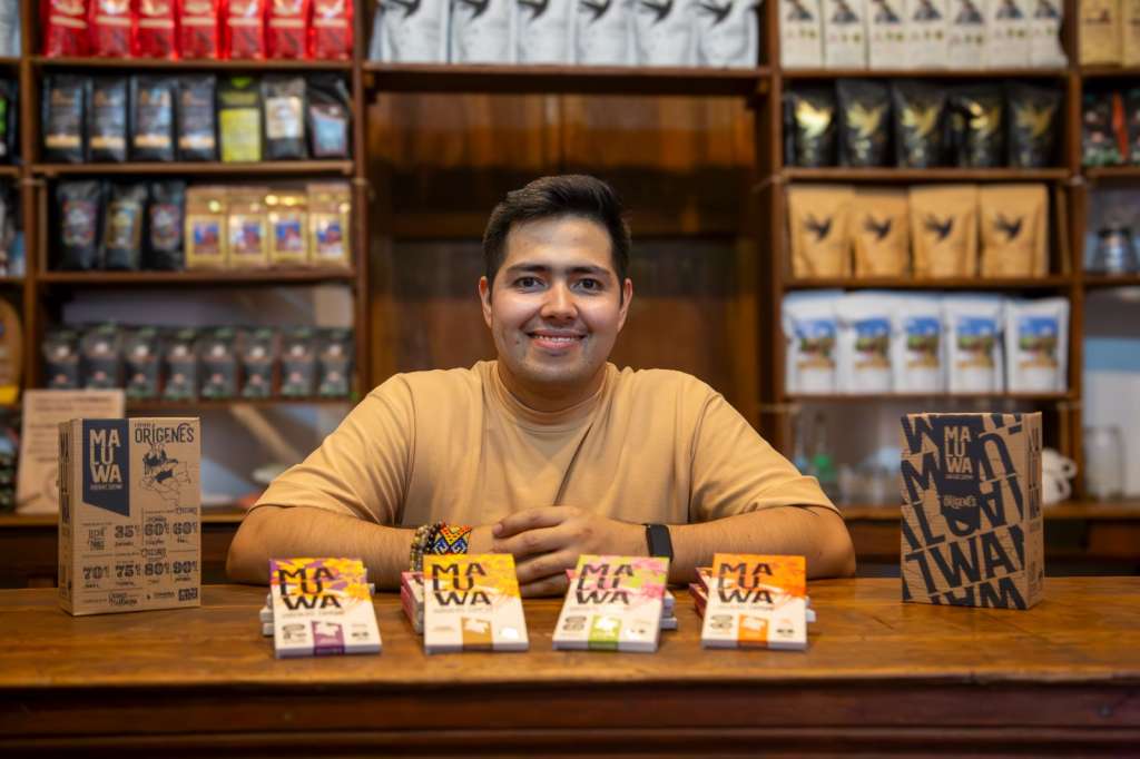 Marlon Ferreira fundó Maluwa Chocolate Company en San Gil, Santander, produce 8.000 tabletas de chocolate al mes.
