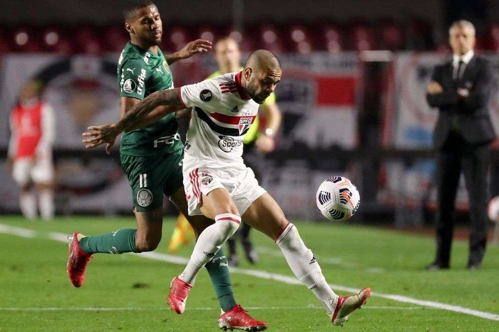 Daniel Alves, de Sao Pablo, es uno de los principales atractivos del duelo entre los dos equipos brasileños.