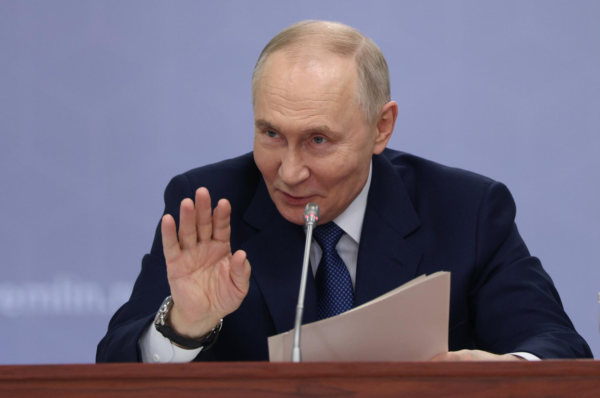 Moscow (Russian Federation), 16/01/2026.- Russian President Vladimir Putin chairs a meeting on the development of autonomous systems at the Aminyevskoye depot of the Moscow Metro in Moscow, Russia, 16 January 2026. (Rusia, Moscú) EFE/EPA/RAMIL SITDIKOV / POOL