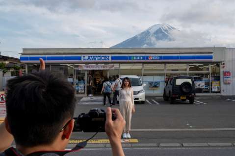 El pueblo que instaló una barrera para bloquear popular vista del monte Fuji