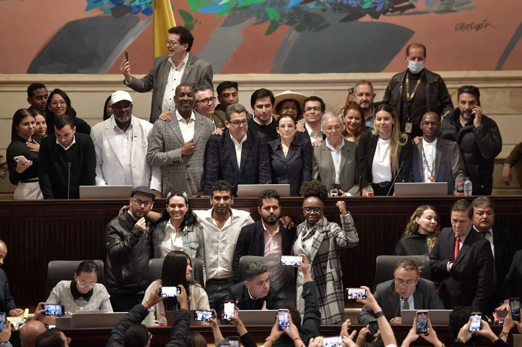 Mientras algunos congresistas hablaron de pupitrazo y malos precedentes, los representantes que apoyan al Gobierno defendieron que el “mal menor” es salvar el proyecto.