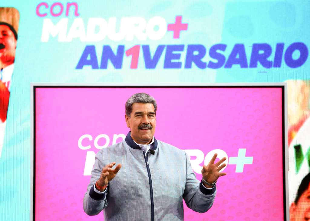 AME7911. CARACAS (VENEZUELA), 15/04/2024.- Fotografía cedida por Prensa Miraflores del presidente venezolano, Nicolás Maduro, en su programa 'Con Maduro +' en Caracas (Venezuela). Maduro aseguró este lunes que el país seguirá "su marcha económica" con o sin licencias de Estados Unidos, que aprobó un alivio a las sanciones sobre el petróleo venezolano, cuya validez expira el jueves, a menos que Washington decida prorrogar estas medidas. EFE/ Prensa Miraflores / SOLO USO EDITORIAL/ SOLO DISPONIBLE PARA ILUSTRAR LA NOTICIA QUE ACOMPAÑA (CRÉDITO OBLIGATORIO)