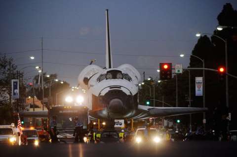 Transbordador Endeavour llega a destino final tras travesía por Los Angeles