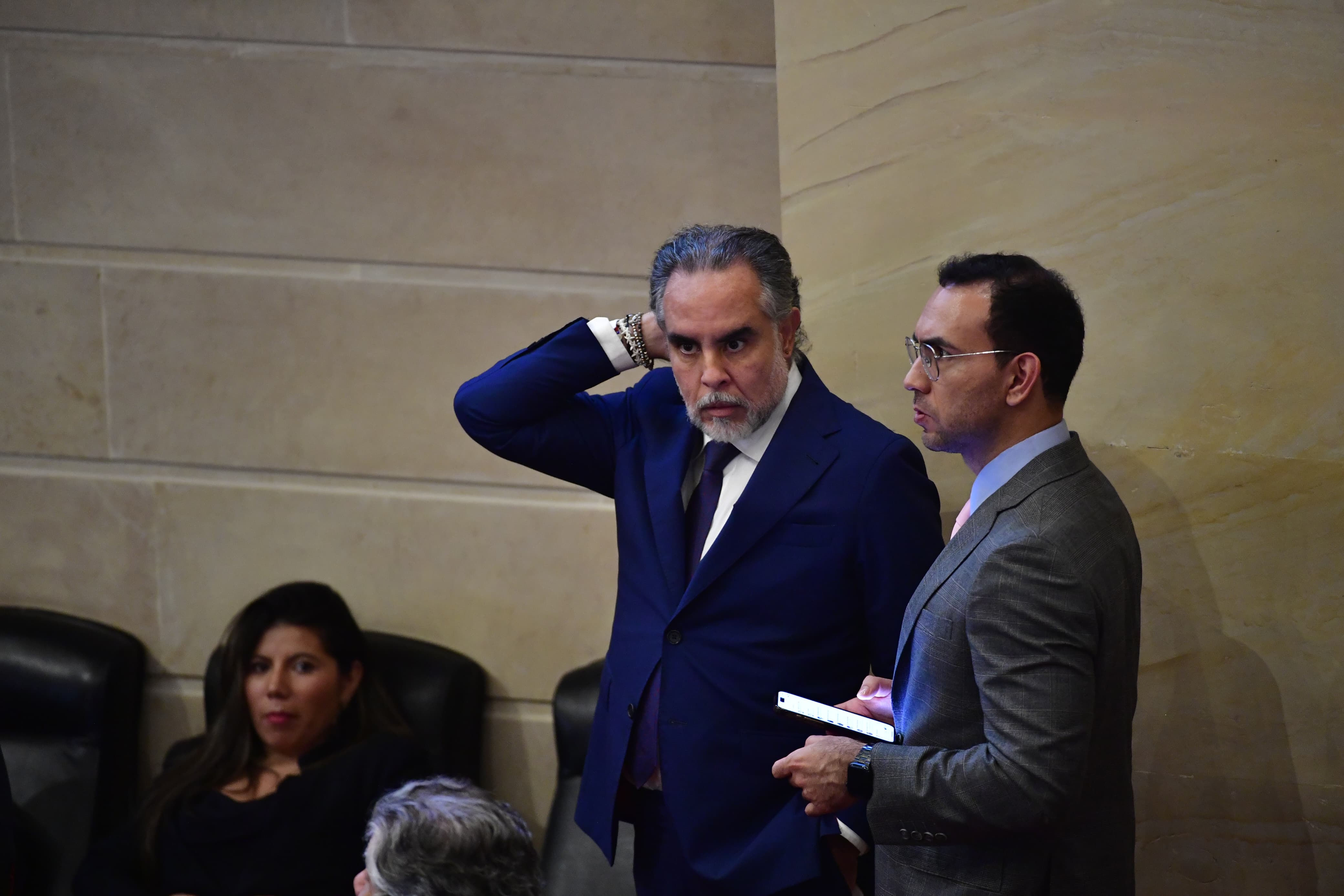 Armando Benedetti estuvo en el debate de la reforma a la salud hablando con congresistas de varios partidos