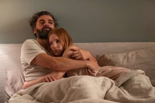 “Secretos de un matrimonio”, explora el amor, el odio, el deseo, la monogamia, el matrimonio y el divorcio a través de la lente de una pareja estadounidense contemporánea.