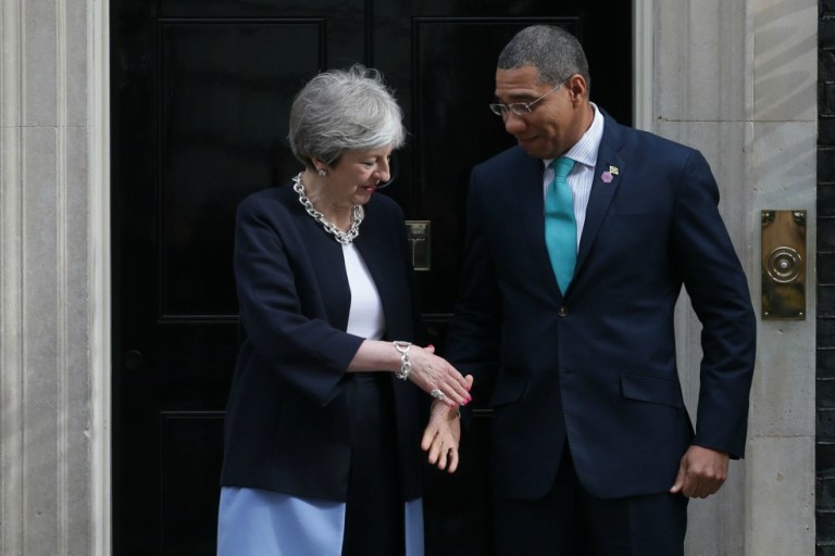 Theresa May se disculpa por trato a inmigrantes caribeños