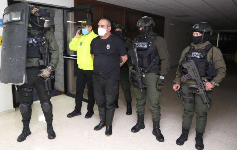 Úsuga conoce el crimen, en el contexto colombiano, en todas sus facetas. Inició como militante del Ejército Popular de Liberación (Epl). Tras su desmovilización, llegó a ser miembro de las Autodefensas Campesinas de Córdoba y Urabá, para luego entrar a las filas de las Autodefensas Unidas de Colombia.