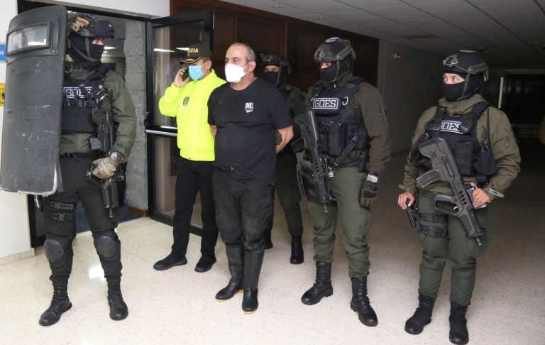 Úsuga conoce el crimen, en el contexto colombiano, en todas sus facetas. Inició como militante del Ejército Popular de Liberación (Epl). Tras su desmovilización, llegó a ser miembro de las Autodefensas Campesinas de Córdoba y Urabá, para luego entrar a las filas de las Autodefensas Unidas de Colombia.