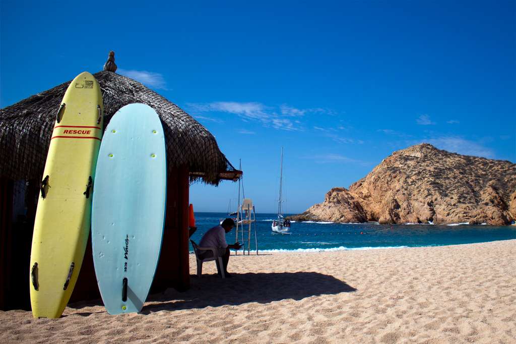 En Los Cabos, los deportes de agua son un distintivo único, sus playas permiten diversas actividades como esnorkel, buceo, surf, jet ski, avistamiento de ballenas y hasta nadado con delfines. También se caracteriza porque a lo largo del año se llevan a cabo muchos de los eventos de pesca deportiva y torneos más importantes del mundo. Los mejores competidores se enfrentan entre sí para pescar el marlín, atún y dorado más grandes.