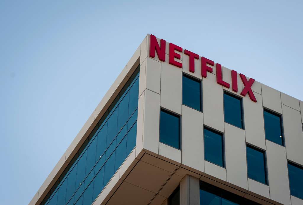 HI4581. LOS ANGELES (ESTADOS UNIDOS), 11/08/2022.- Fotografía de archivo fechada el 18 de octubre de 2019 de el logo de Netflix en uno de los edificios de la compañía en Los Ángeles (EE. UU). La ya amplia sonrisa de Mickey Mouse se va a salir de su rostro y el Tío Rico tendrá más monedas de oro en su bóveda para lanzarse en clavado desde esta semana, ya que The Walt Disney Company anunció que tiene 221,1 millones de suscriptores en sus plataformas de "streaming" en todo el mundo, superando por primera vez a Netflix. EFE/ Christian Monterrosa