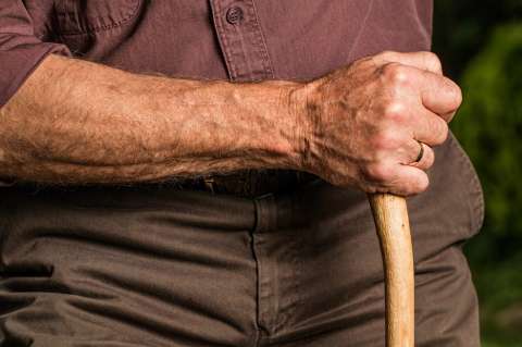 Un holandés de 69 años exige que se rejuvenezca su edad legal