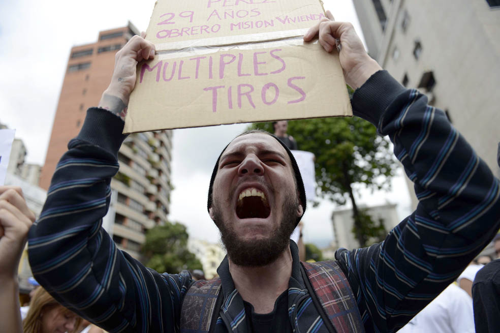 Un estudiante venezolano durante las marchas en Caracas. / AFP