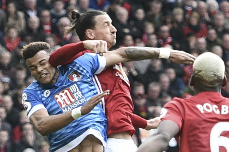 Ibrahimovic suspendido tres partidos tras pegar un codazo a jugador del Bournemouth
