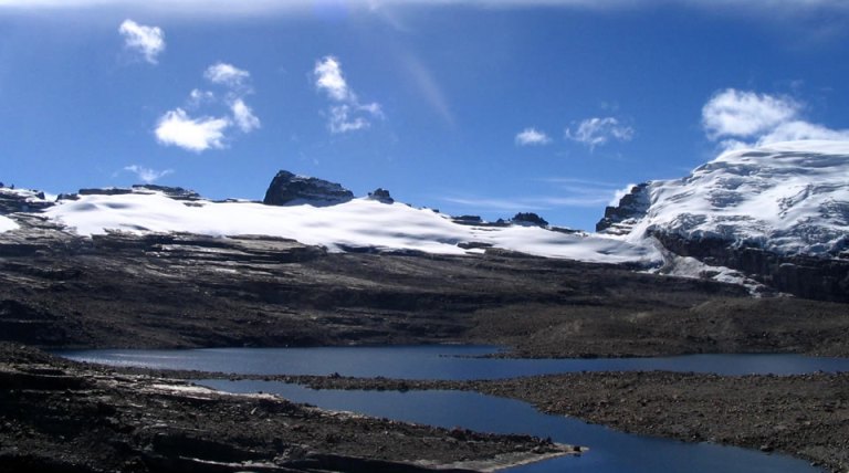 El Parque Nacional Natural el Cocuy cuenta con el sendero Laguna Grande de la Sierra, que empieza en el sitio conocido como la Cuchumba, hasta el borde del glaciar del Pico Cóncavo.