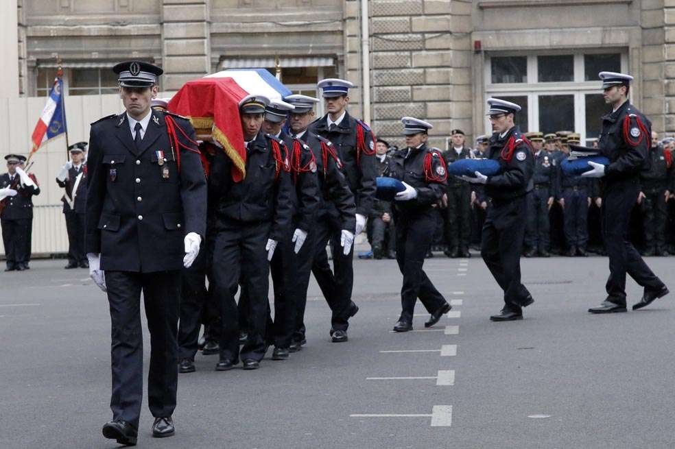 La ceremonia del policía en el cementerio Bobigny, único camposanto musulmán de Francia. 