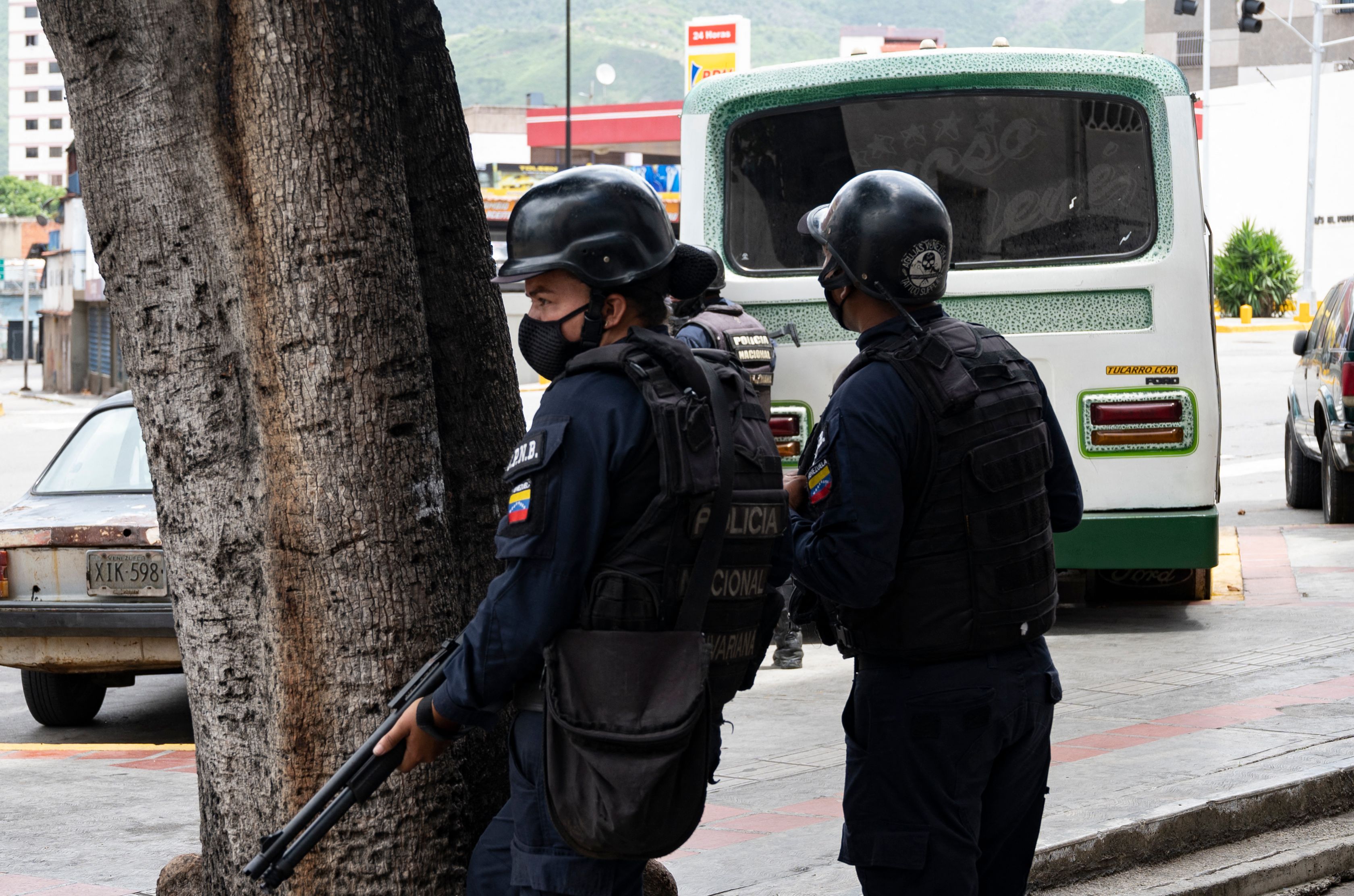 Miembros de la Policía Nacional Bolivariana durante los combates contra bandas criminales en Caracas.