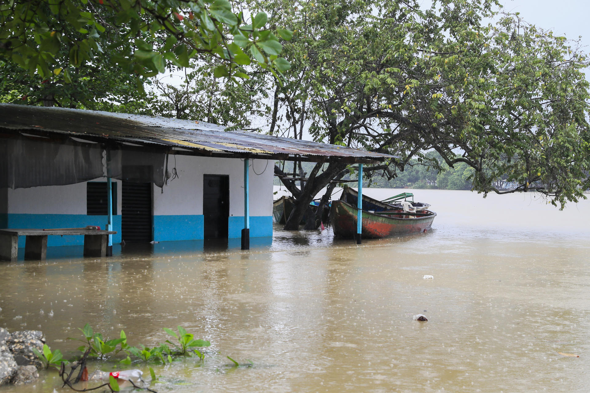 AME2599. MONTERÍA (COLOMBIA), 06/02/2026.- Fotografía que muestra este viernes una zona afectada por inundaciones en el barrio Zarabanda, en Montería (Colombia). “Esto se demora”, dicen resignados los habitantes de los barrios bajos de Montería, capital del departamento colombiano de Córdoba (noroeste), donde el agua de las inundaciones no solo cubrió calles y viviendas, sino también sus expectativas y esperanza, porque desde hace siete días conviven con la creciente del río Sinú sin creer que vaya a retirarse pronto. EFE/ Carlos Ortega