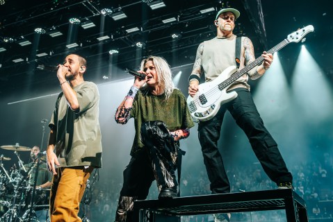 Linkin Park comienza su nueva era con un homenaje a su pasado