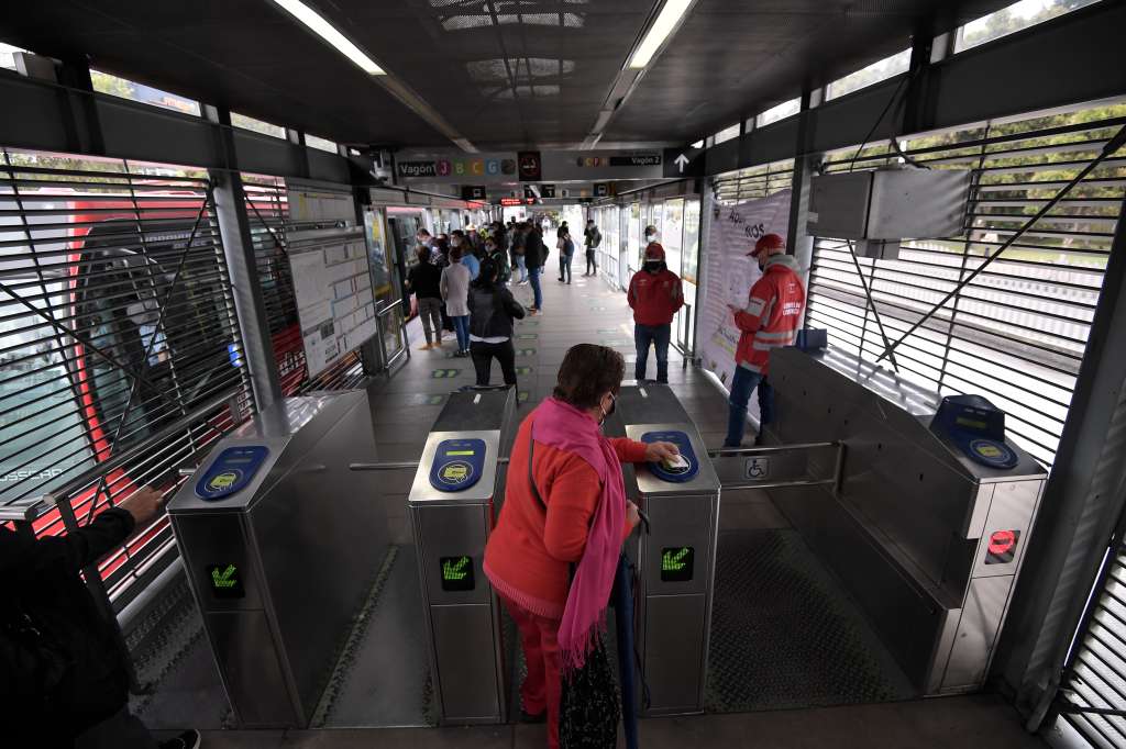 Algunos ciudadanos protestaron de forma pacífica y sin afectar la movilidad en algunos puntos de Bogotá, debido al alza en las tarifas de Transmilenio y el Sitp; La policía y el Esmad quienes custodiaban algunas estaciones y portales del sistema, realizaron detenciones arbitrarias contra los protestantes.