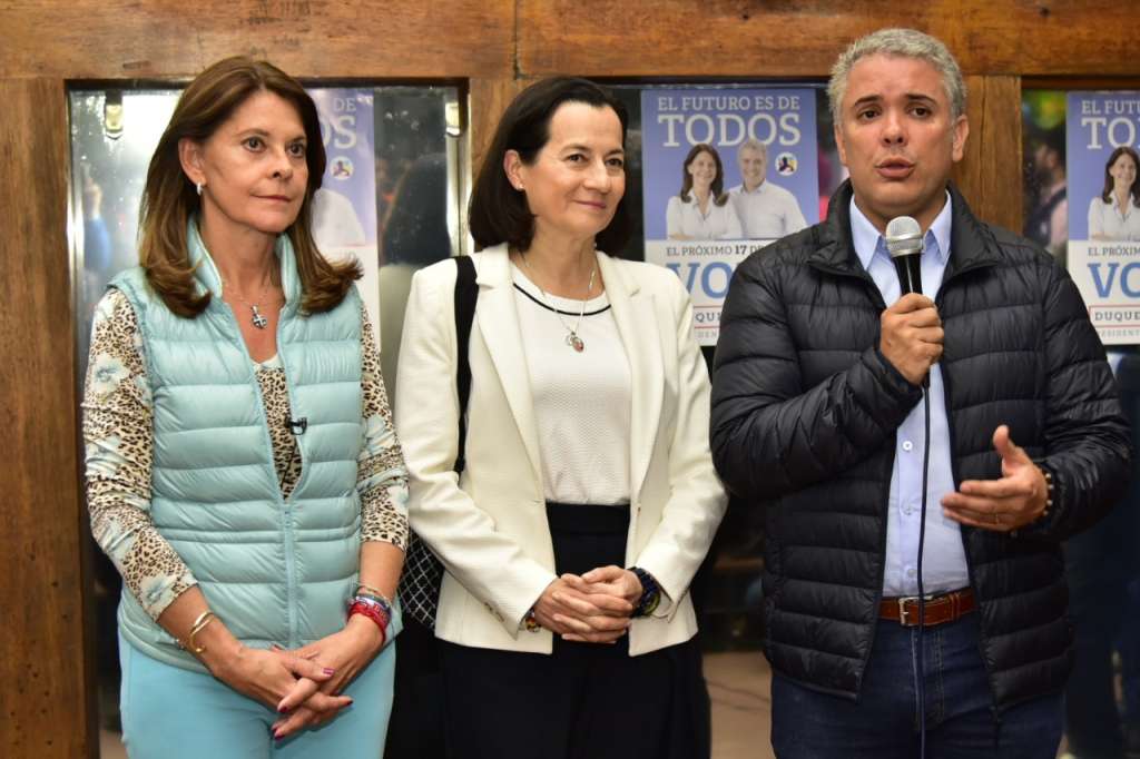 Clara Rojas (centro), junto a Marta Lucía Ramírez e Iván Duque, el día en el que anunció su apoyo a la candidatura del Centro Democrático. / Cortesía