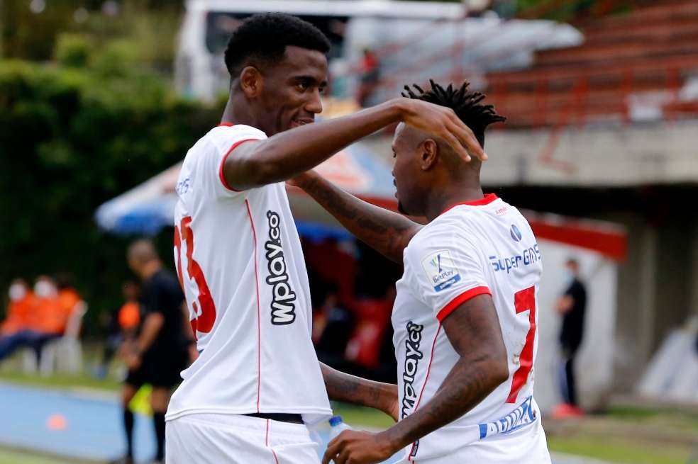 Gustavo Torres (derecha), marcó dos de los tres goles de la victoria del América ante Águilas, en Rionegro.