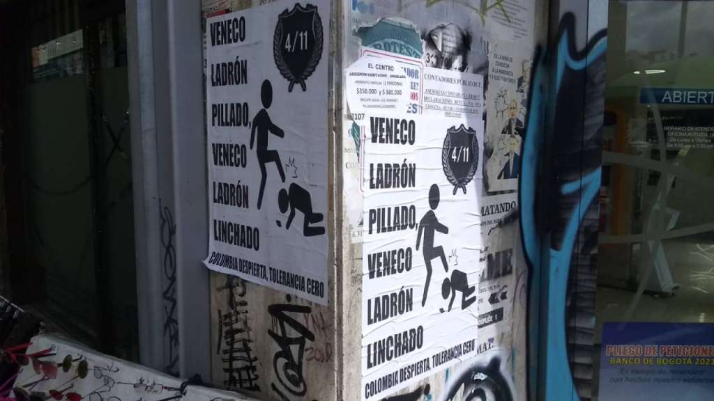 Estos son los carteles que recientemente fueron pegados en el centro de Bogotá.