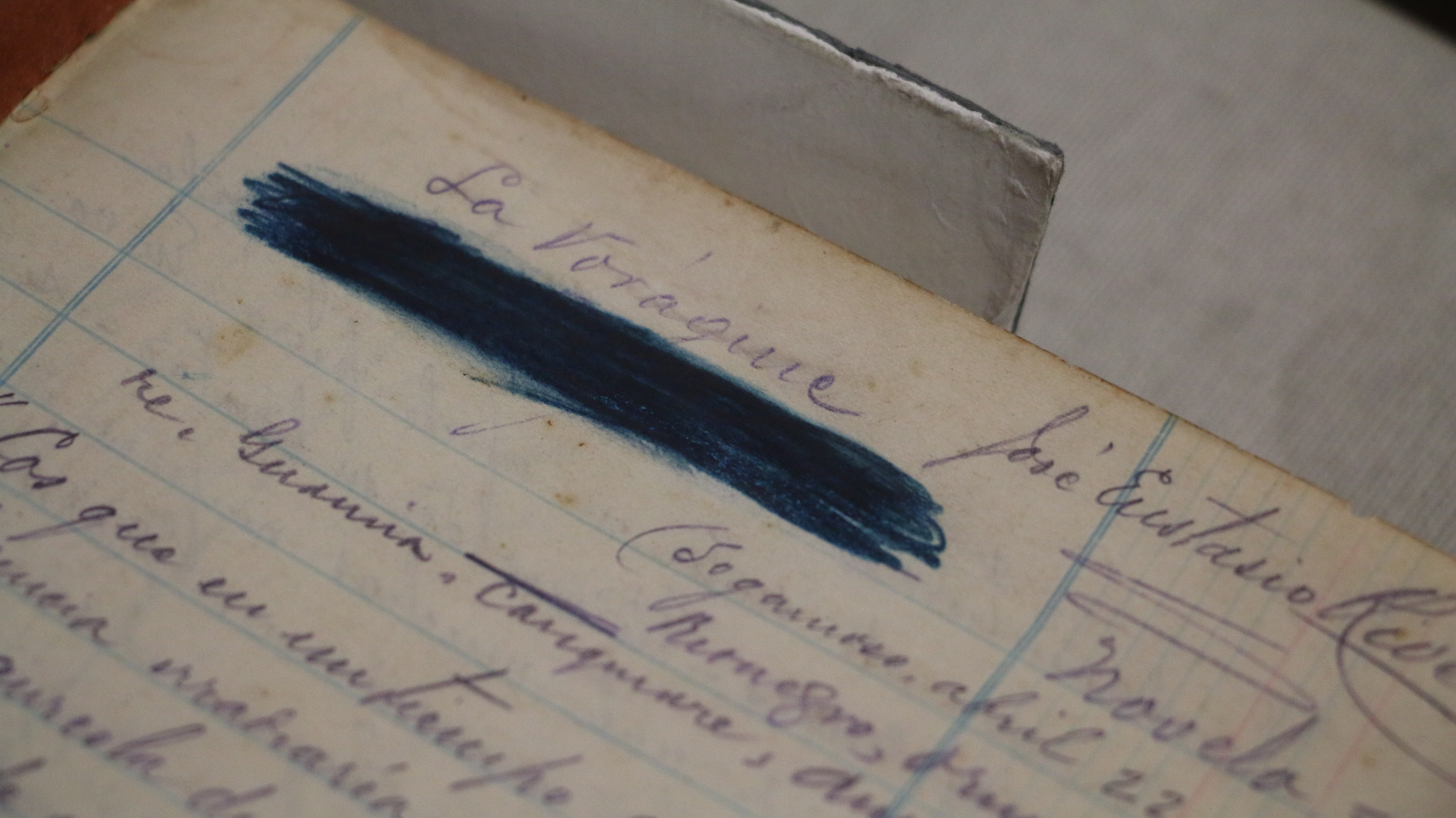 Fotografías de los objetos sagrados en la Biblioteca Nacional.