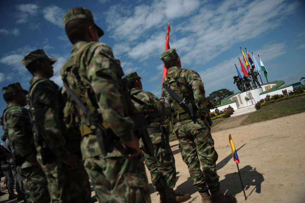 Soldados del ejército inaguran el monumento para honrar la memoria de los héroes caídos en combate de las Fuerzas Militares, se erigió en la Macarena, Meta.