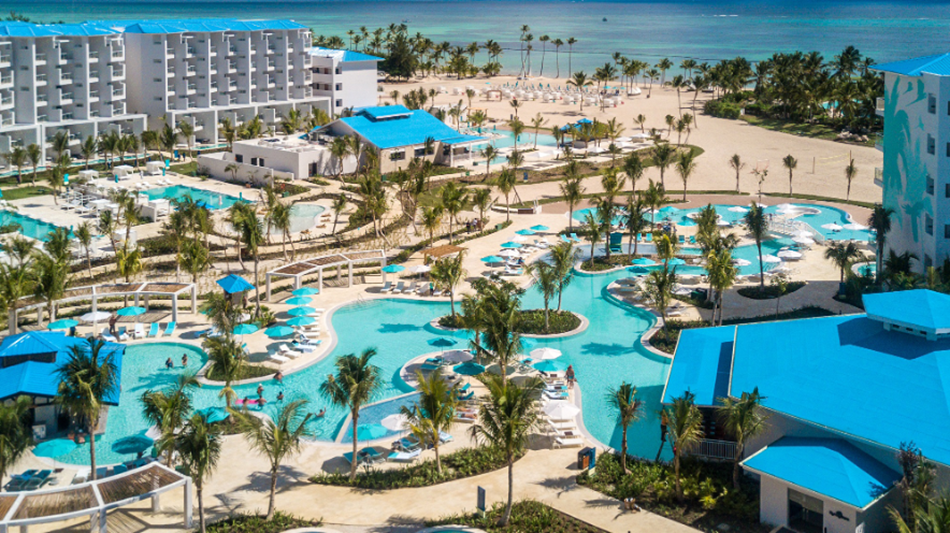 Vista aérea del área de las piscinas de Margaritaville Island Reserve Cap Cana.