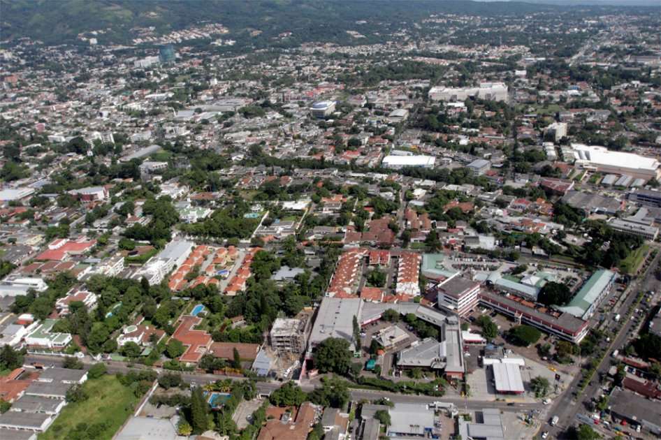 Panorámica de San Salvador, ciudad en donde se sintió el sismo este miércoles / Archivo