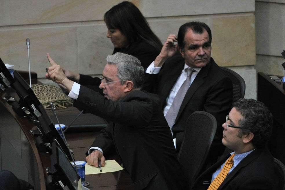 El expresidente Álvaro Uribe asumiendo su defensa en el debate en el Senado. / Luis Ángel