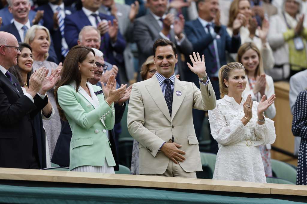Wimbledon (United Kingdom), 04/07/2023.- Former Swiss tennis player Roger Federer (C) is cheered as he arrives at Centre Court to watch a match at the Wimbledon Championships, Wimbledon, Britain, 04 July 2023. (Tenis, Reino Unido) EFE/EPA/TOLGA AKMEN EDITORIAL USE ONLY